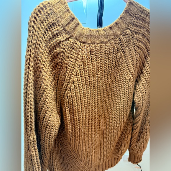 American Eagle Outfitters Tan V-Neck Sweater - Picture 4 of 7